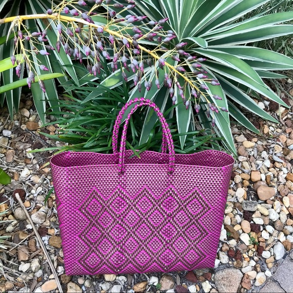 NWOT HANDWOVEN & SUSTAINABLE OVERSIZED TOTE BAG IN PINK & GOLD, MADE IN MEXICO - Picture 5 of 9